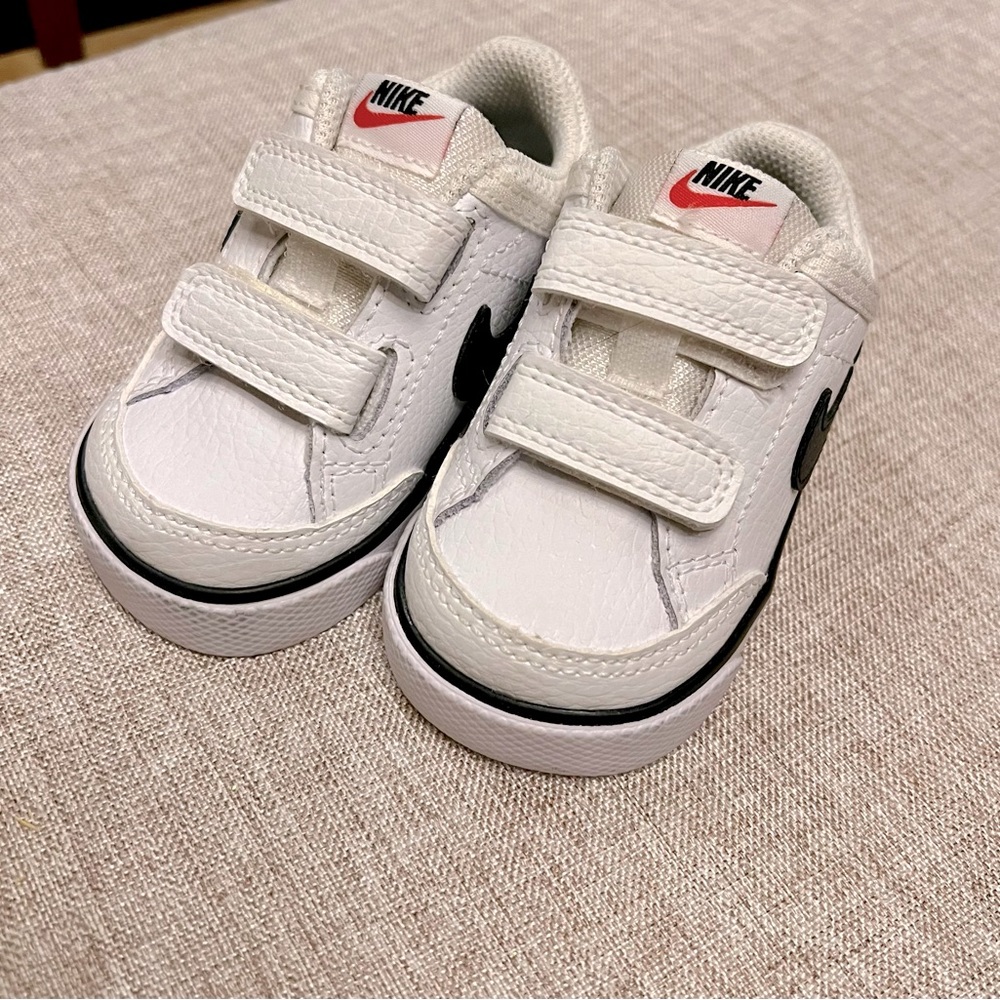 Toddler Nike sneakers 4C